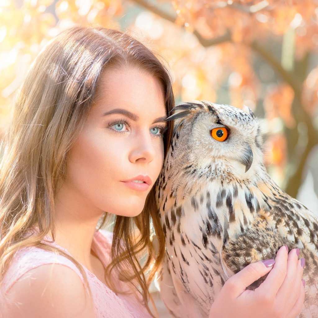 Красивая голубоглазая девушка с совой