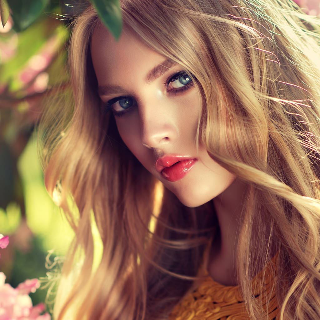 Красивая яркая голубоглазая блондинка фото крупным планом