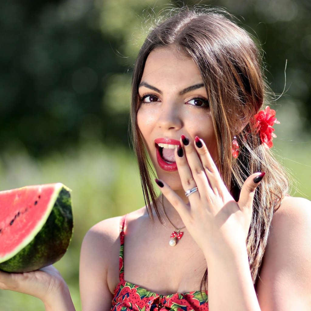 Красивая яркая девушка с арбузом в руке