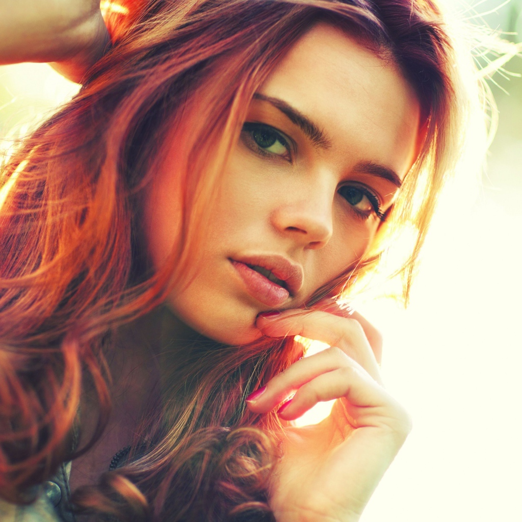 Красивая яркая рыжеволосая девушка с зелеными глазами