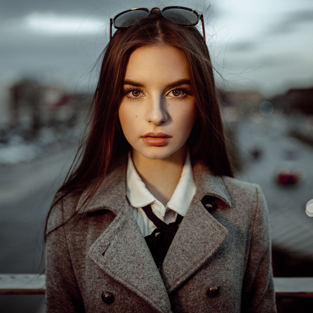 Красивая кареглазая шатенка с очками на голове