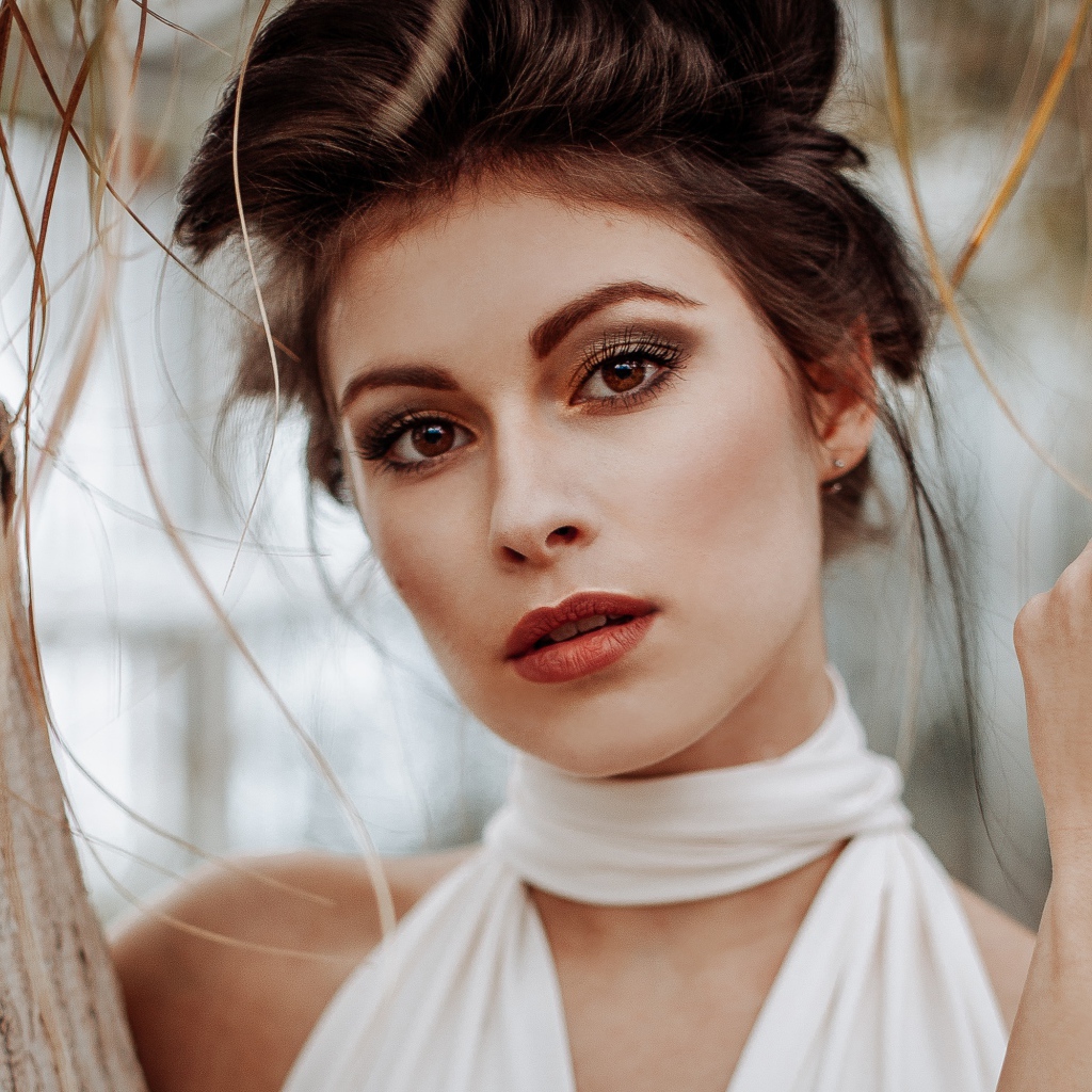 Красивая кареглазая шатенка у дерева