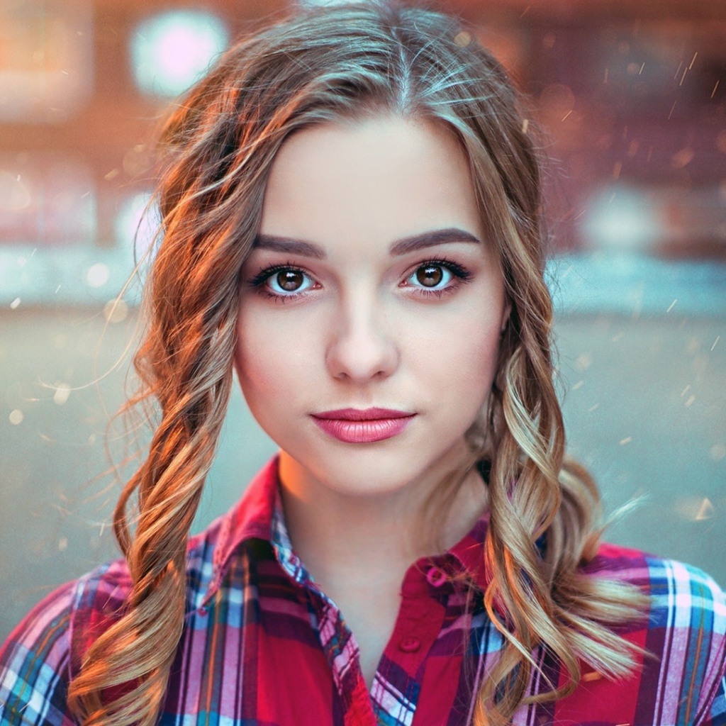 Красивая кареглазая девушка с прической 