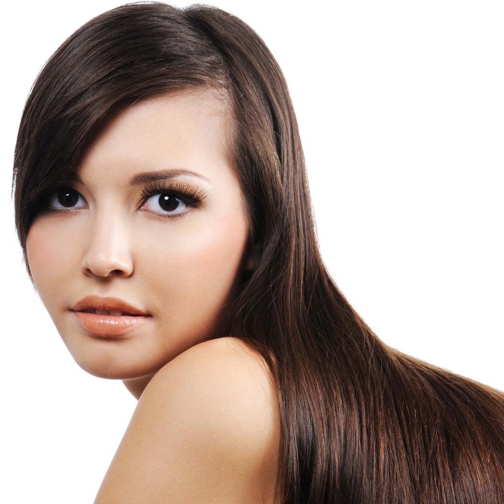 Красивая кареглазая длинноволосая девушка на белом фоне 