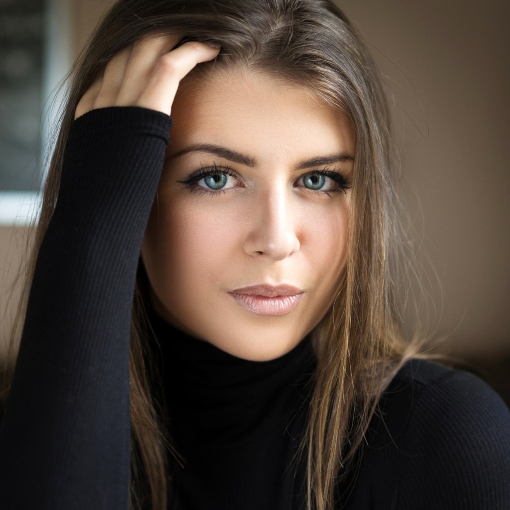 Красивая шатенка в черном свитере 