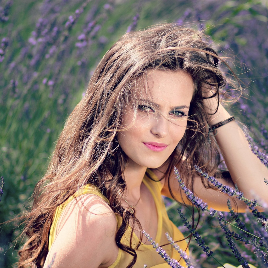 Красивая шатенка в цветах лаванды