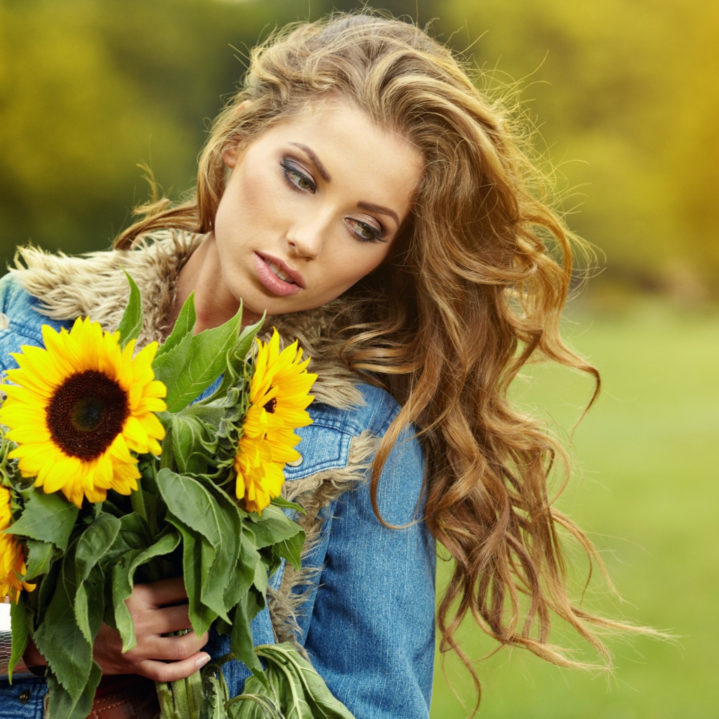 Красивая шатенка с букетом подсолнухов