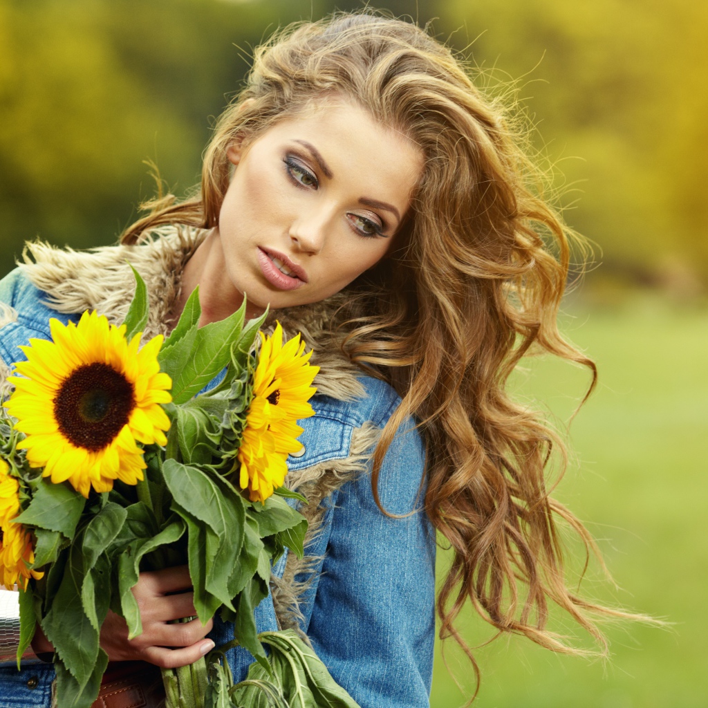 Красивая шатенка с букетом подсолнухов в руке