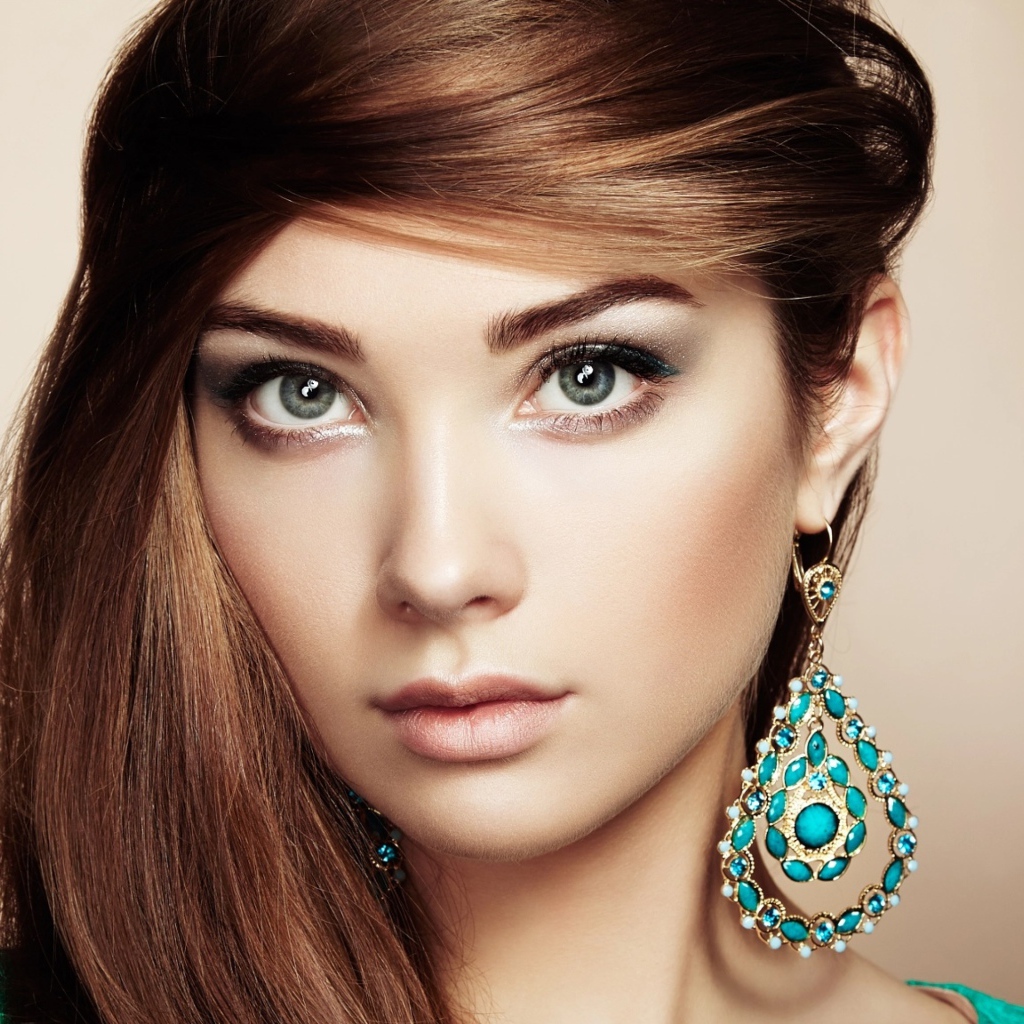 Красивая шатенка с большими серьгами с бирюзой