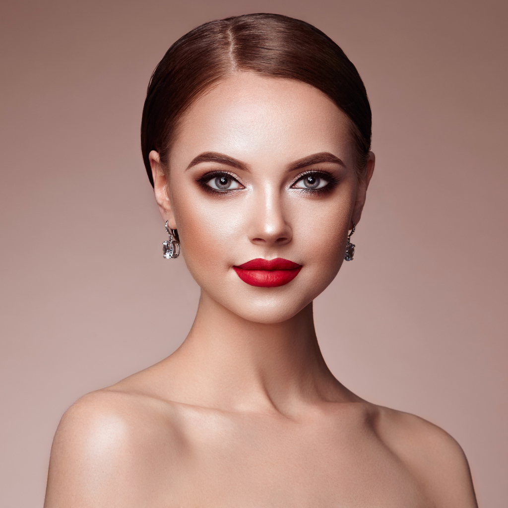 Красивая шатенка с ярким макияжем