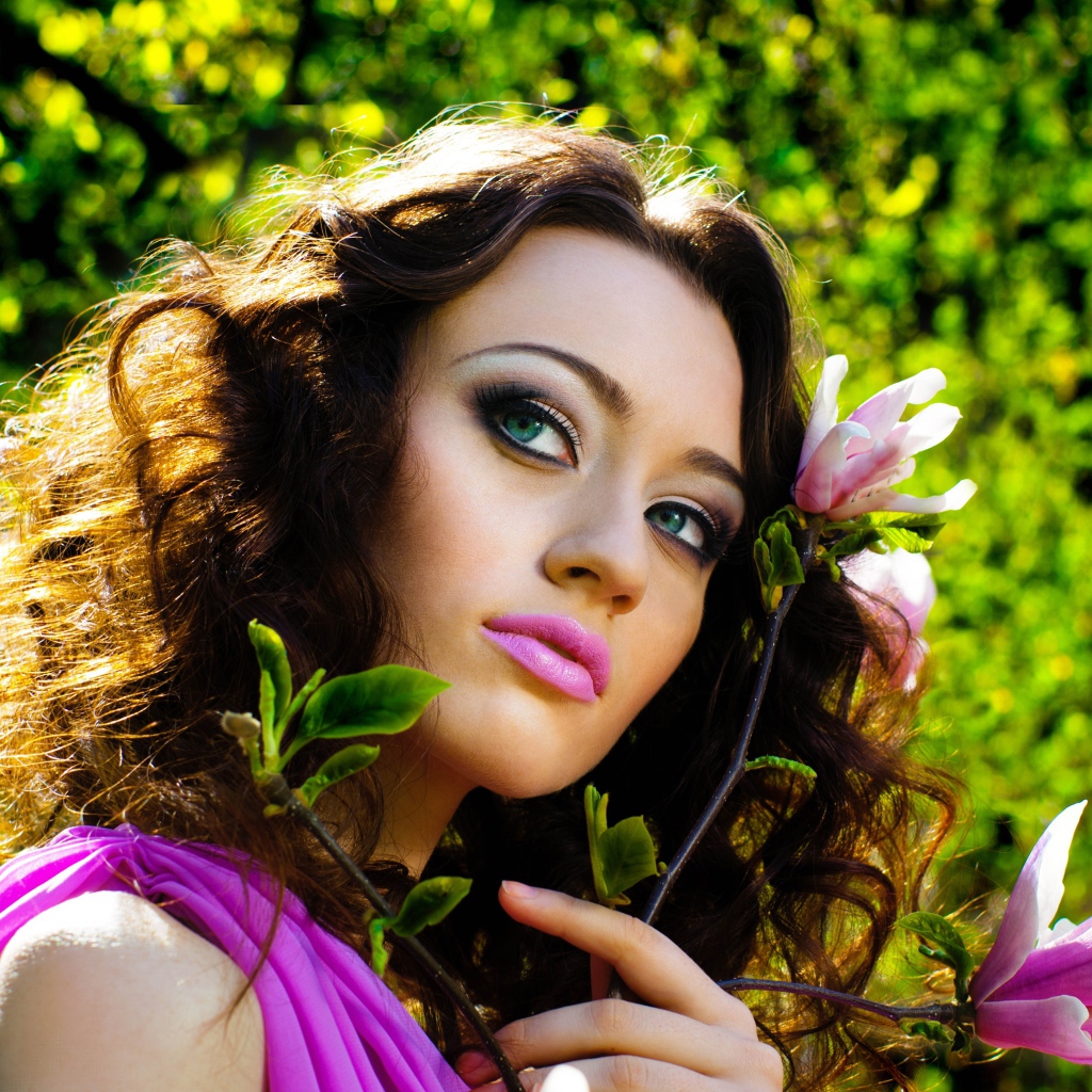 Красивая шатенка с цветами магнолии