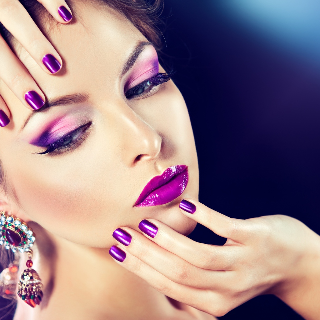 Красивая шатенка с фиолетовым макияжем