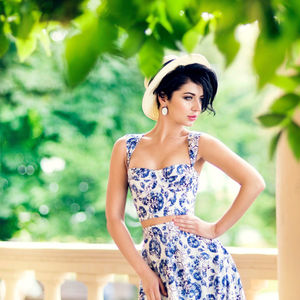 Красивая девушка брюнетка в красивом платье