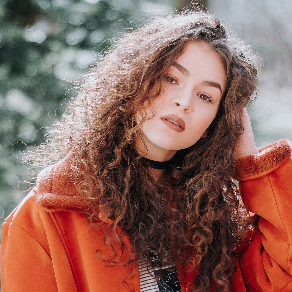 Красивая девушка шатенка в красной куртке