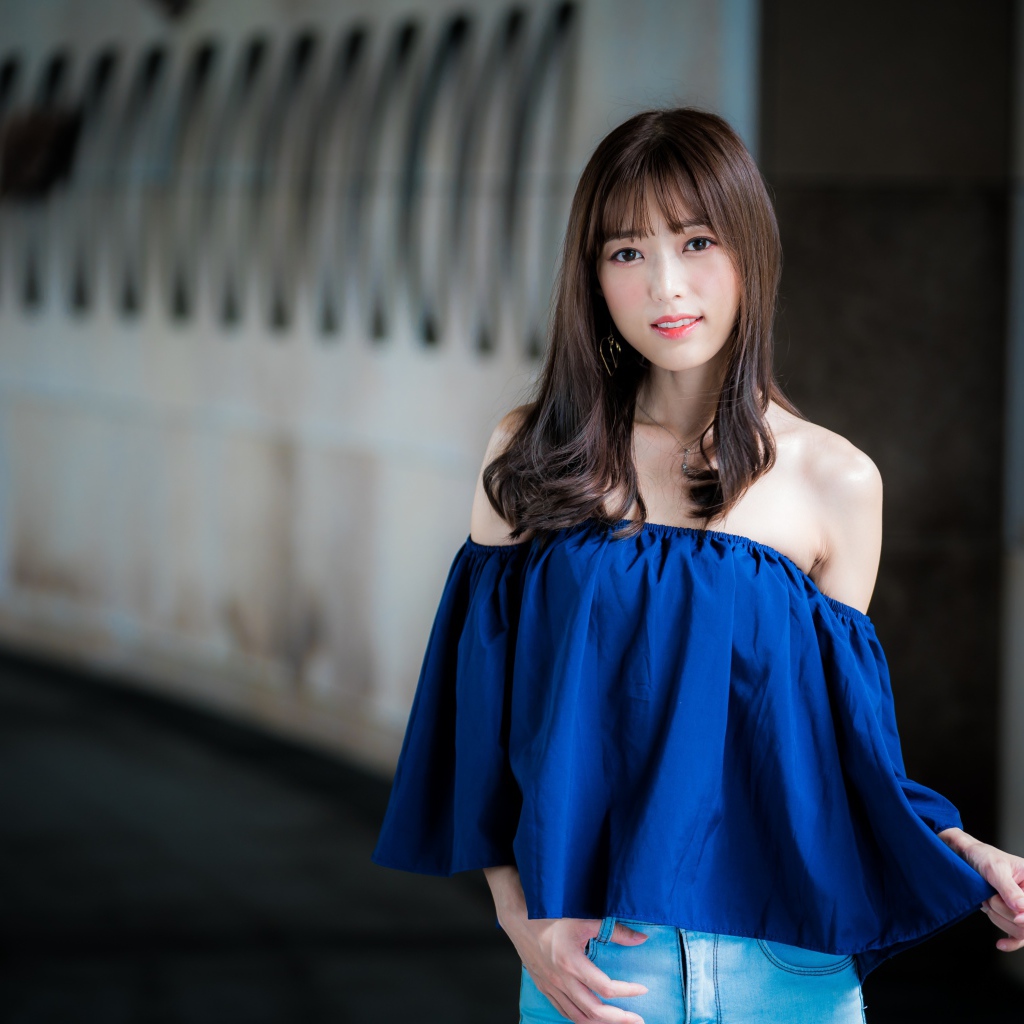 Красивая брюнетка в синем