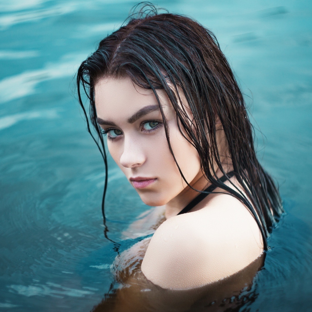 Красивая брюнетка в воде