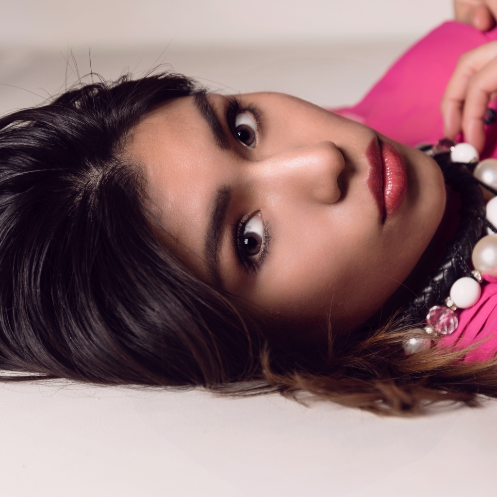 Красивая брюнетка с большими бусами на шее