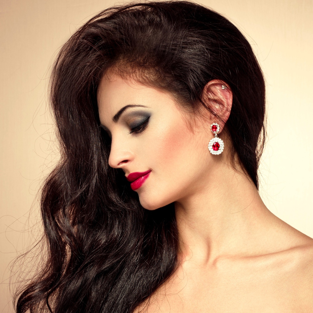 Красивая брюнетка с дорогими серьгами в ушах