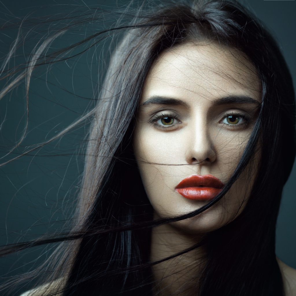 Красивая брюнетка с развевающимися волосами