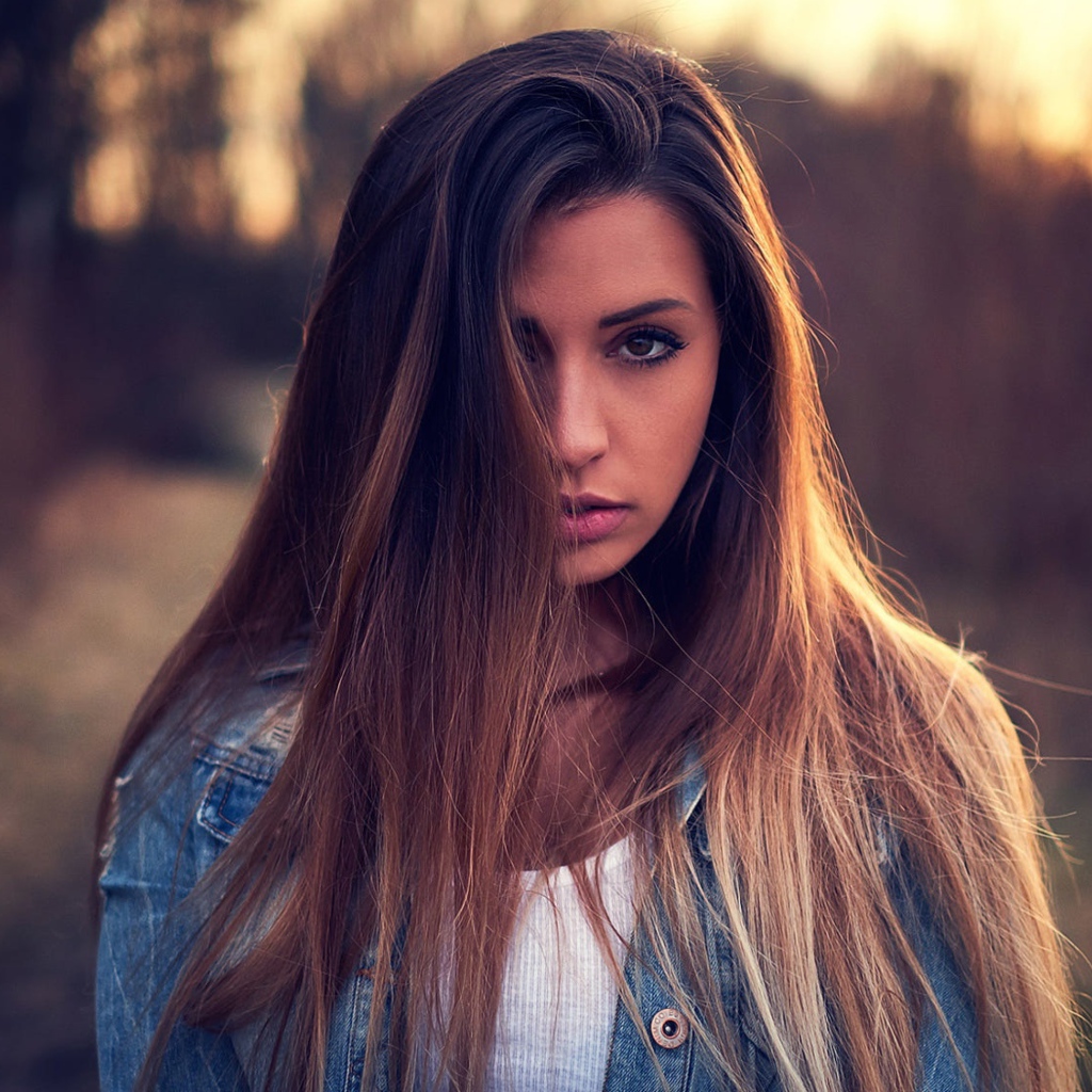 Красивая брюнетка с волосами на лице
