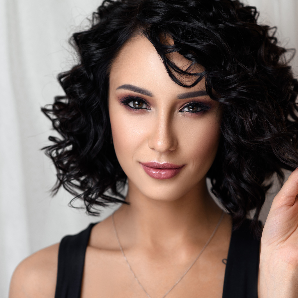 Красивая брюнетка с макияжем