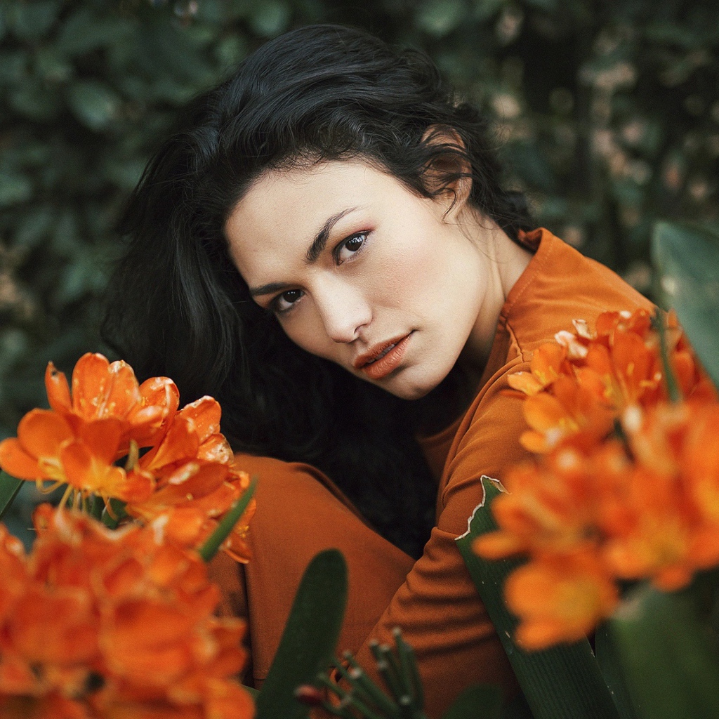 Красивая брюнетка с оранжевыми цветами
