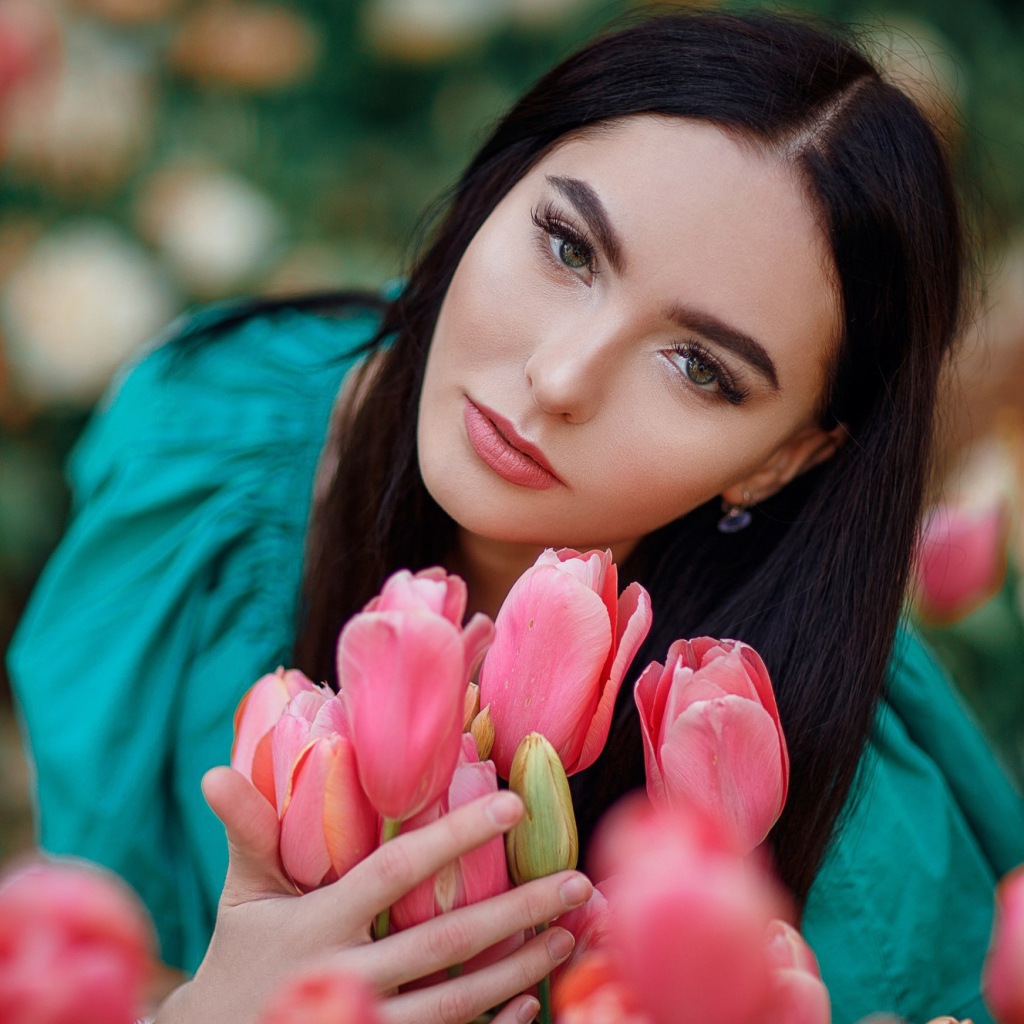 Красивая брюнетка с розовыми тюльпанами 
