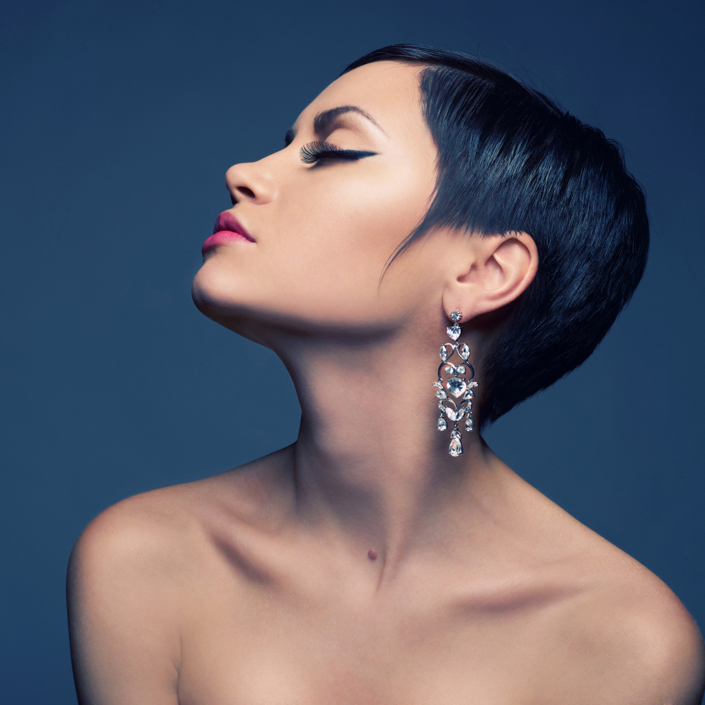 Красивая брюнетка с короткой стрижкой и красивыми серьгами