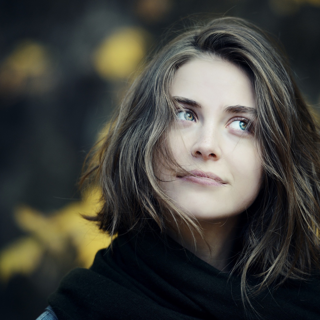 Красивая задуманная брюнетка в черном шарфе