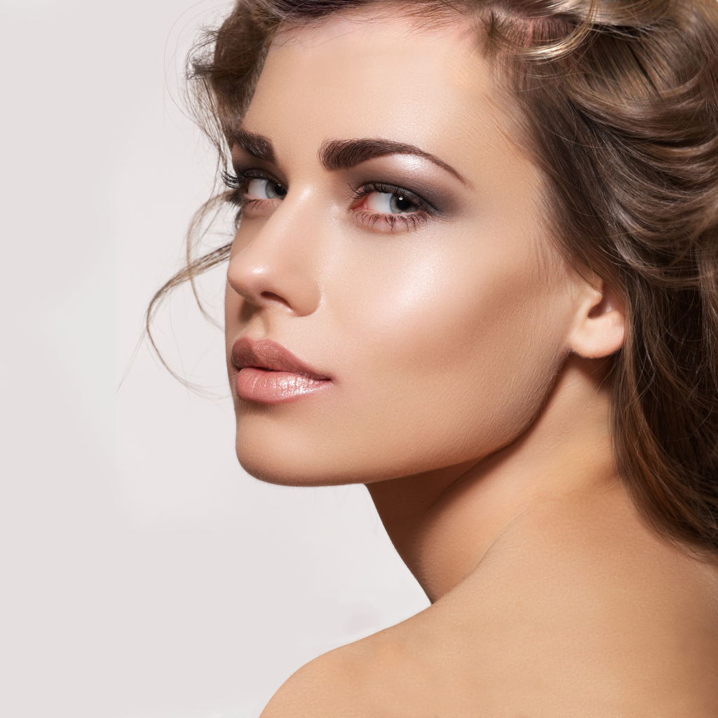 Красивая нежная шатенка фото на сером фоне 