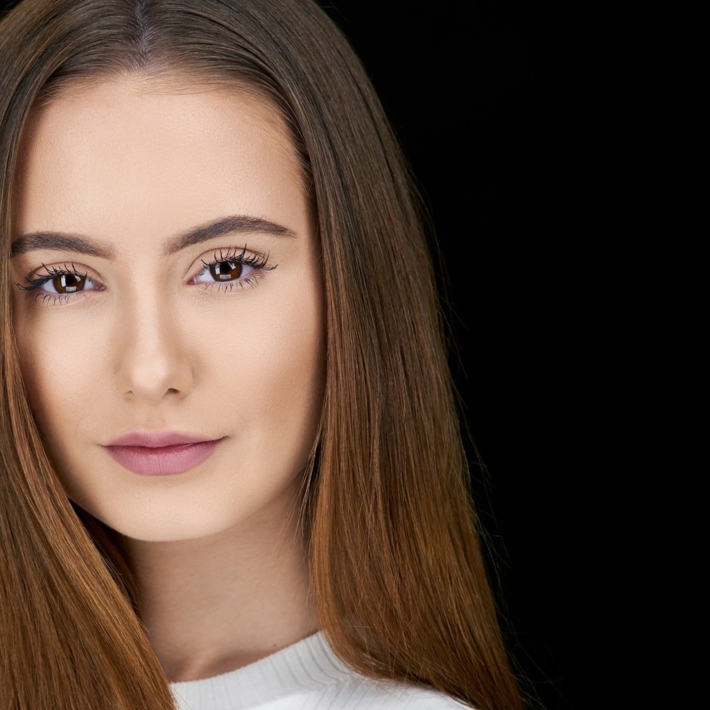 Красивая нежная шатенка на сером фоне