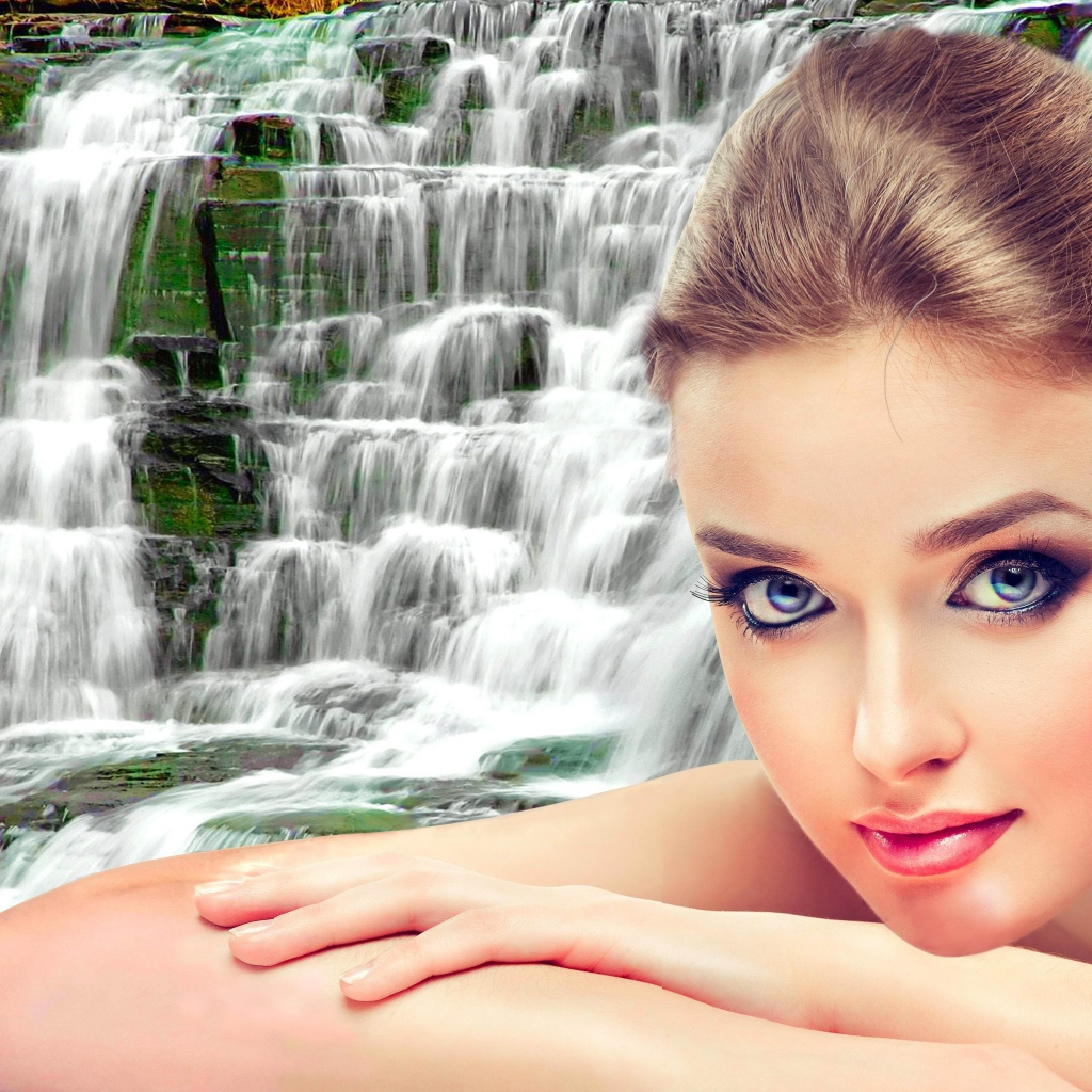 Красивая нежная девушка на фоне водопада