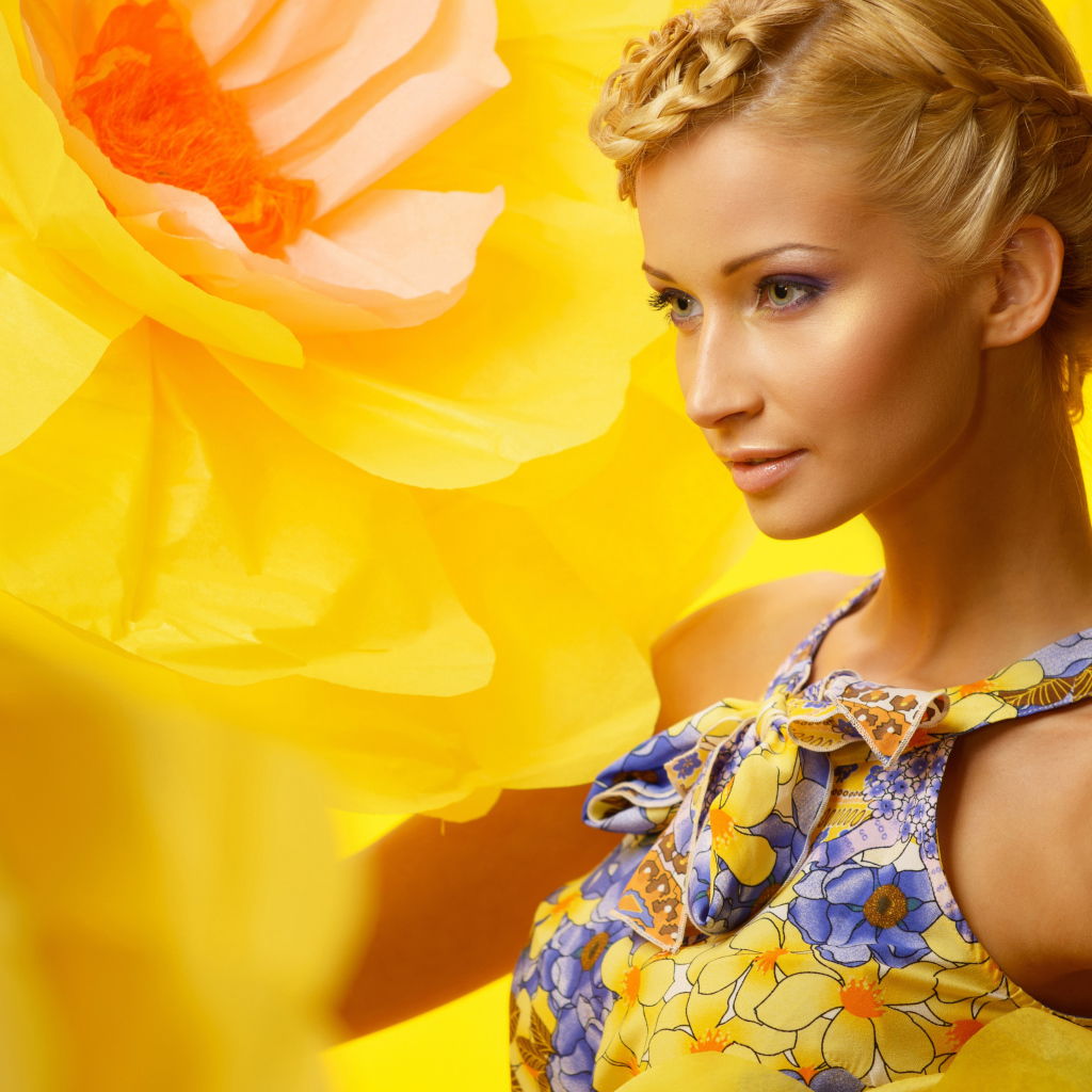 Красивая девушка блондинка на фоне желтого цветка