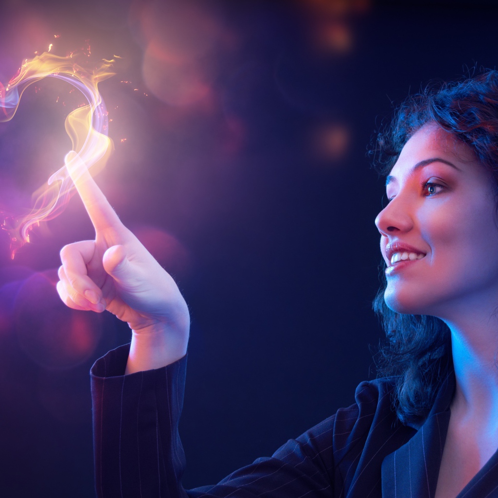 Красивая девушка рисует огненное сердце