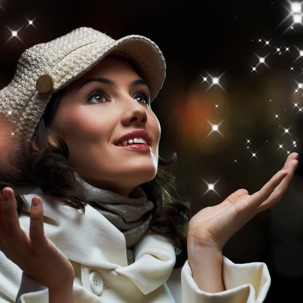 Красивая девушка в белой кепке