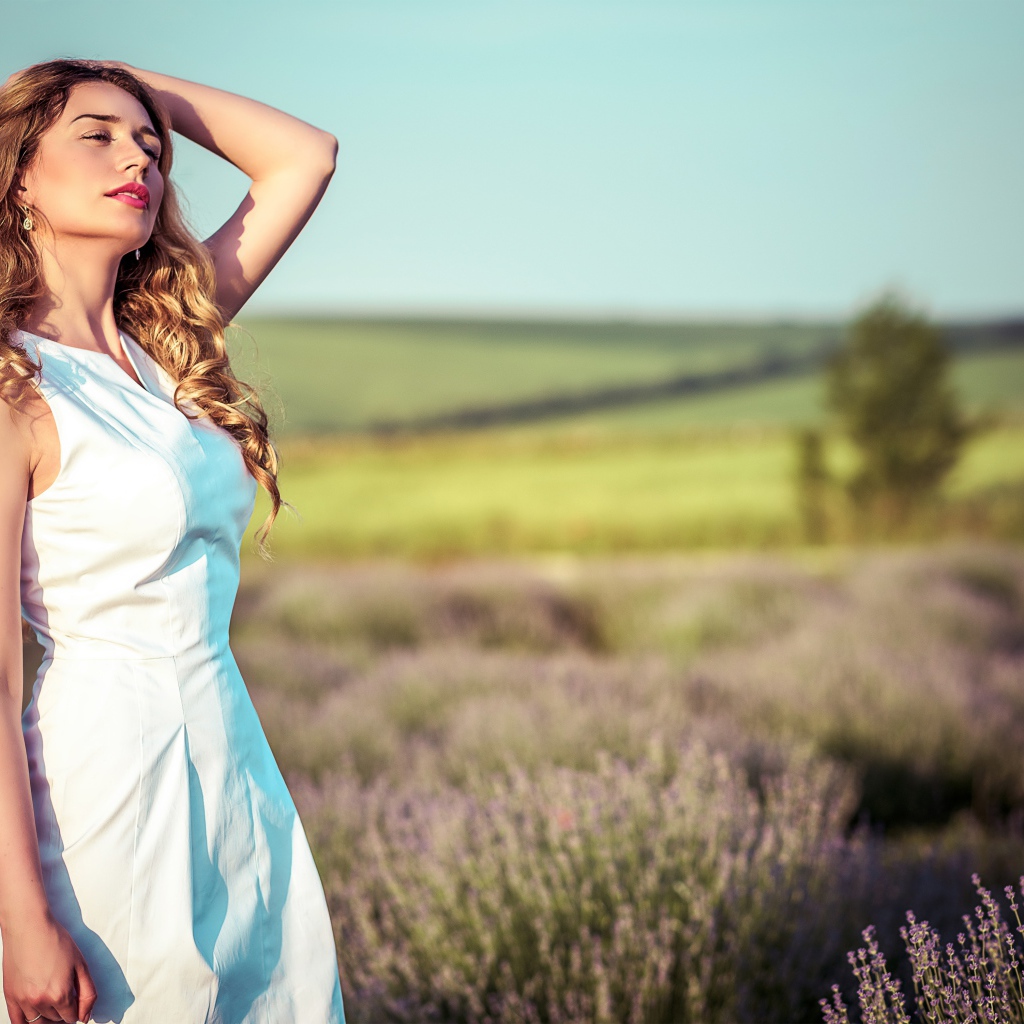 Красивая девушка в белом платье на лавандовом поле