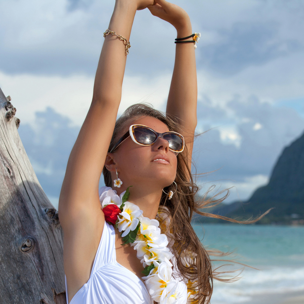 Красивая девушка в очках на курорте 