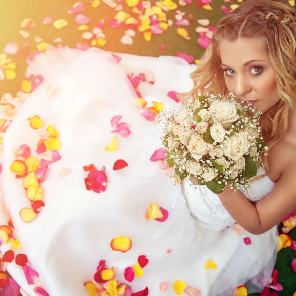 Красивая девушка в свадебном платье с букетом