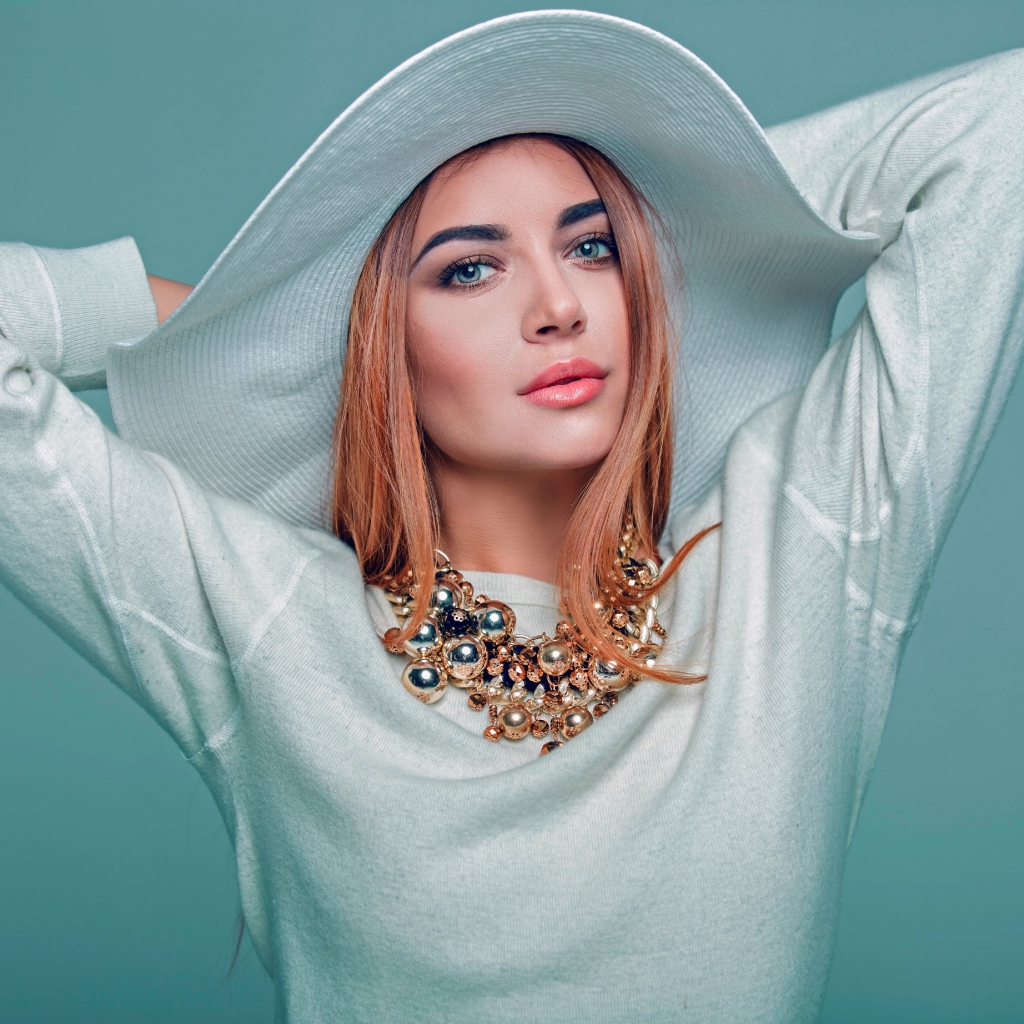 Красивая девушка модель в белом наряде