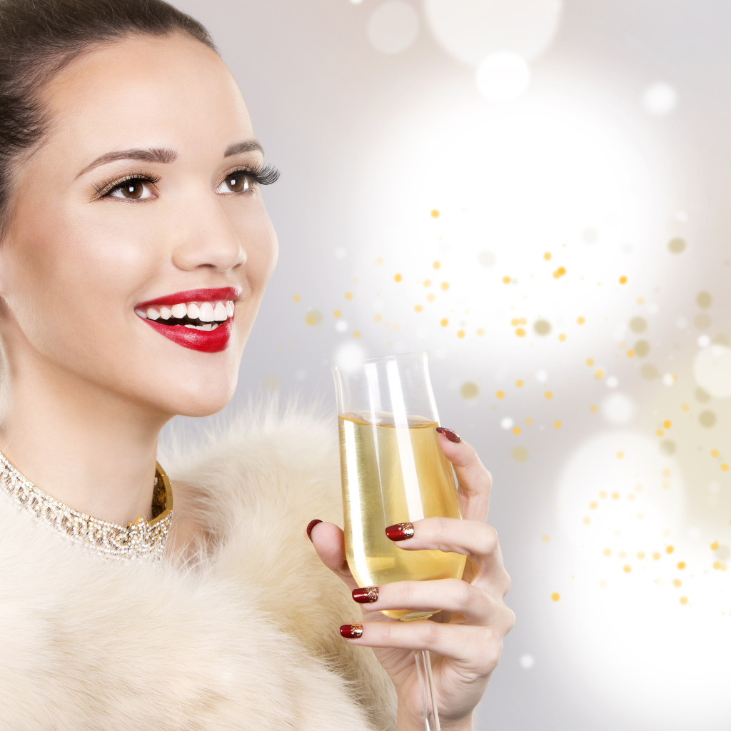 Красивая девушка модель с ярким макияжем и фужером в руке