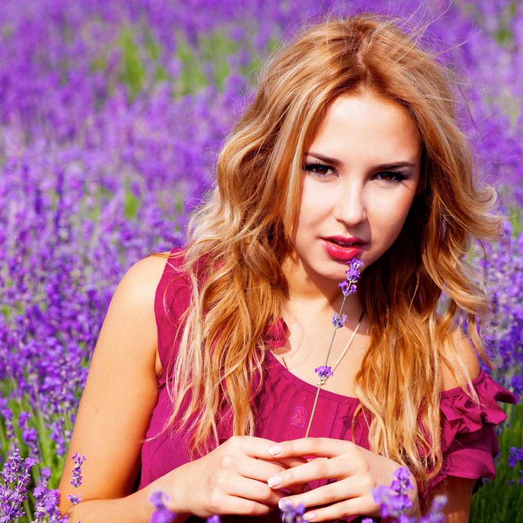 Красивая девушка на поле с лавандой
