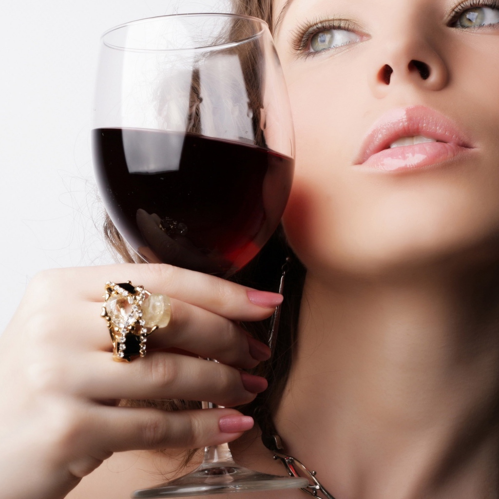 Красивая девушка с бокалом вина
