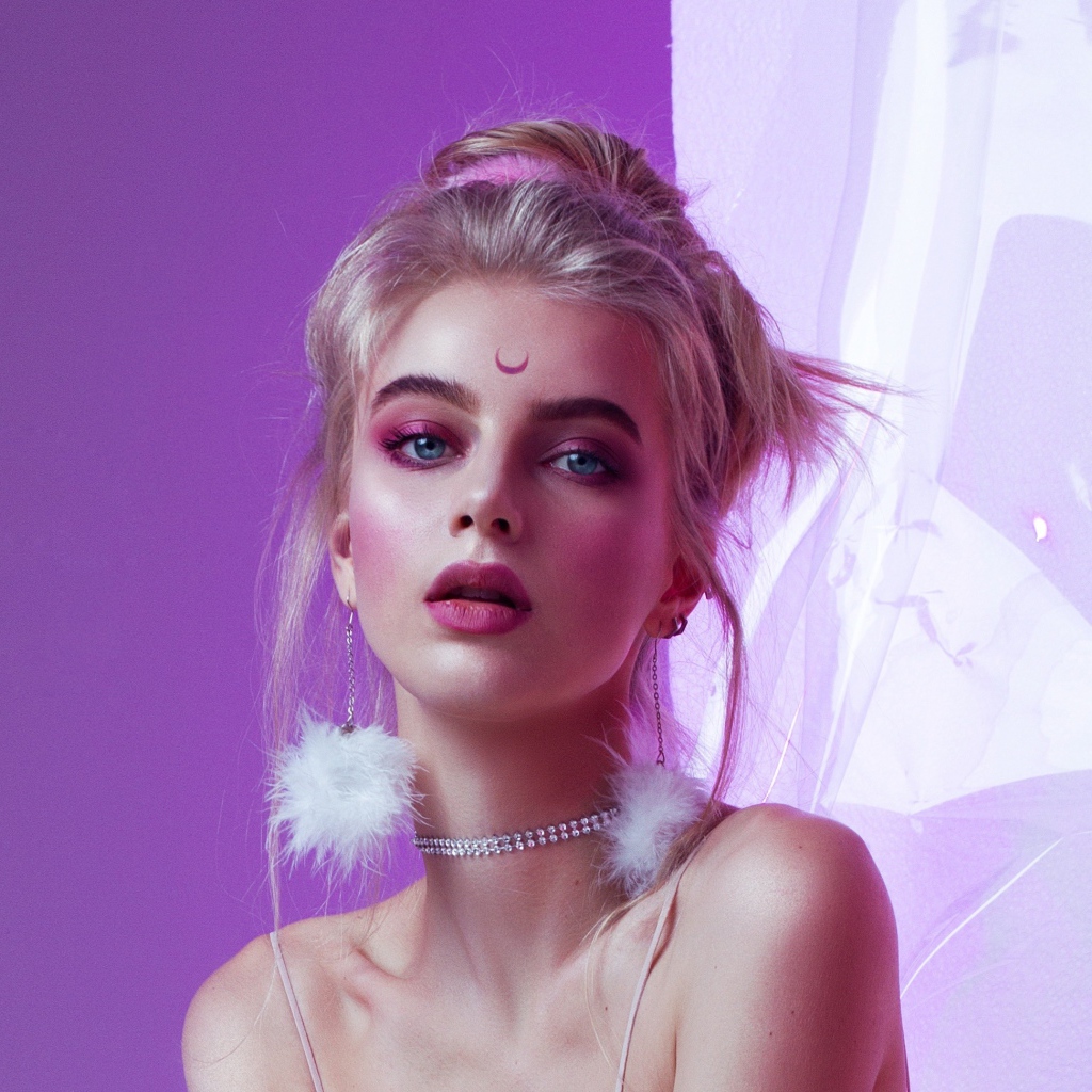 Красивая девушка с татуировкой  на лбу