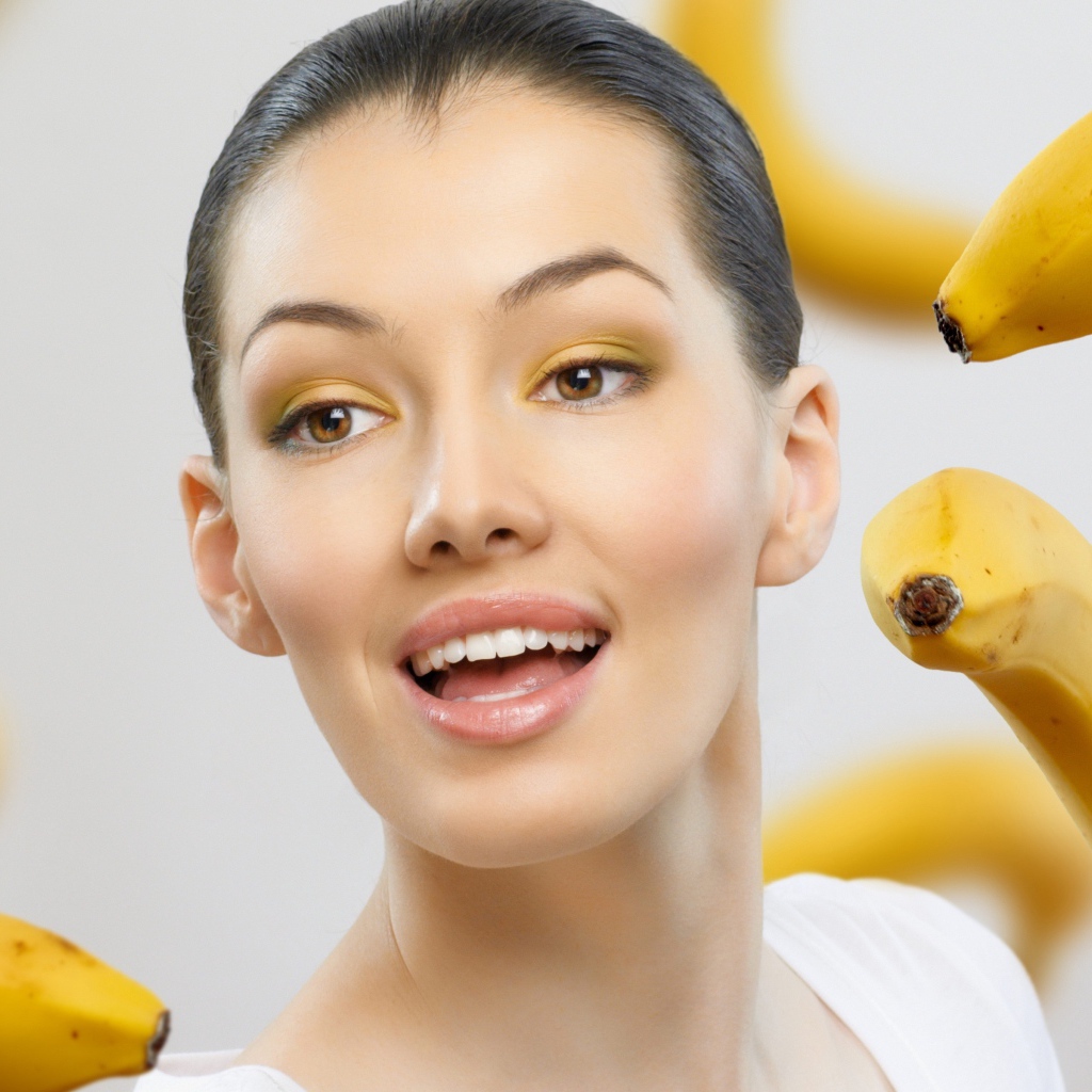 Красивая девушка с бананами в невесомости 