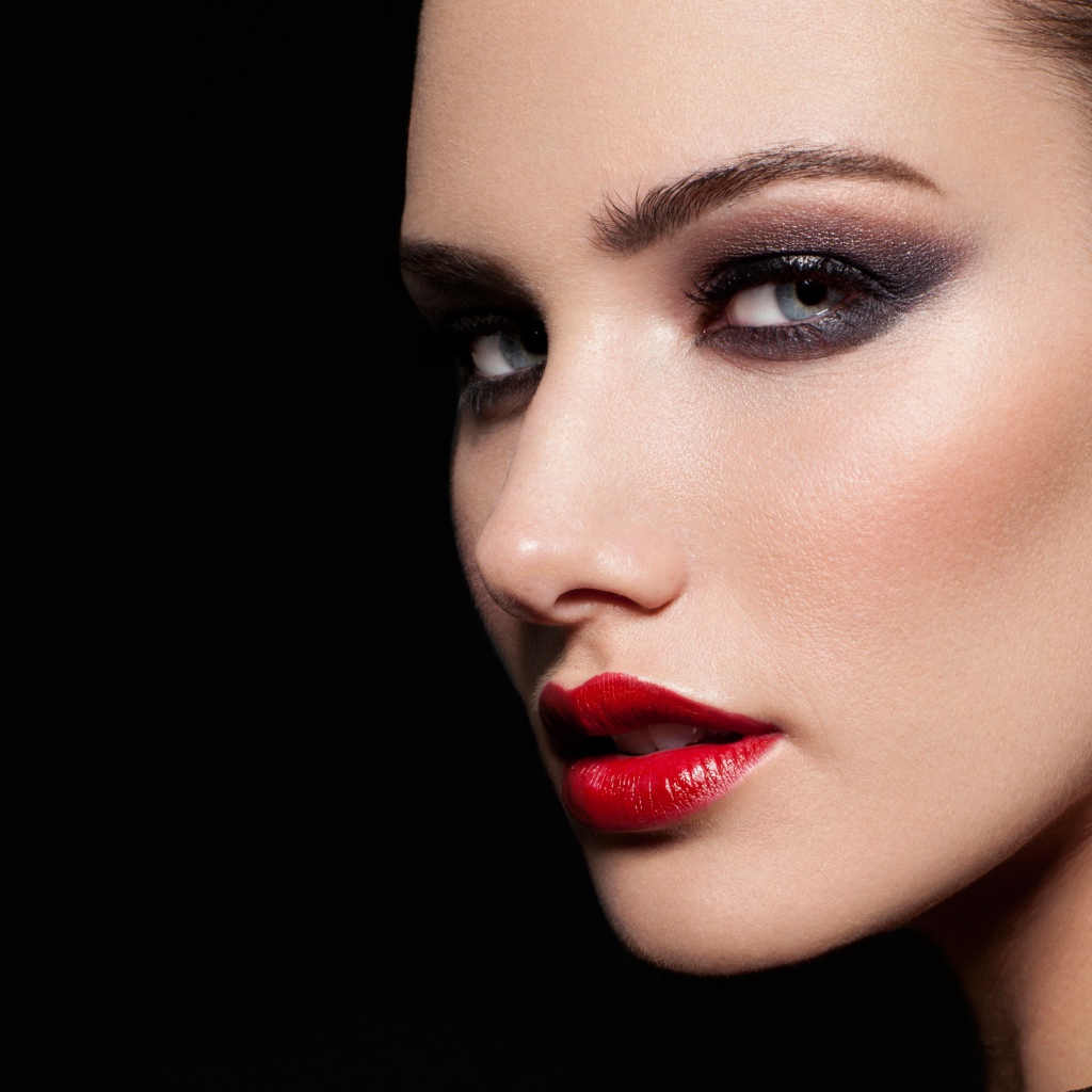 Красивая девушка с яркой помадой на губах на черном фоне