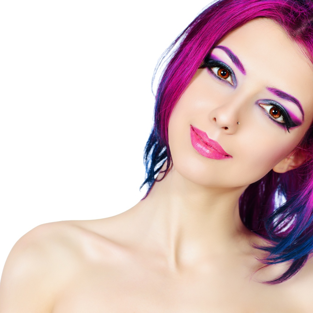 Красивая девушка с ярким макияжем и крашеными волосами на белом фоне