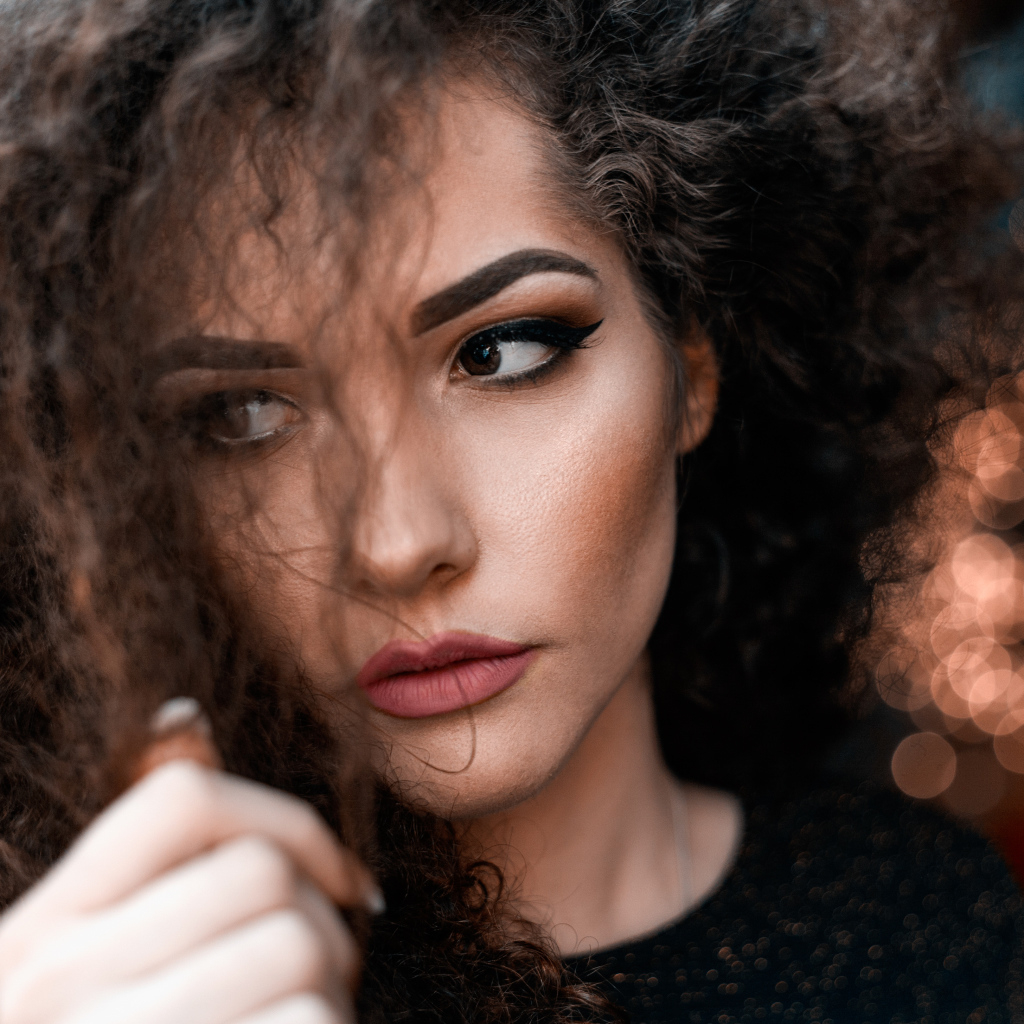 Красивая девушка с карими глазами 