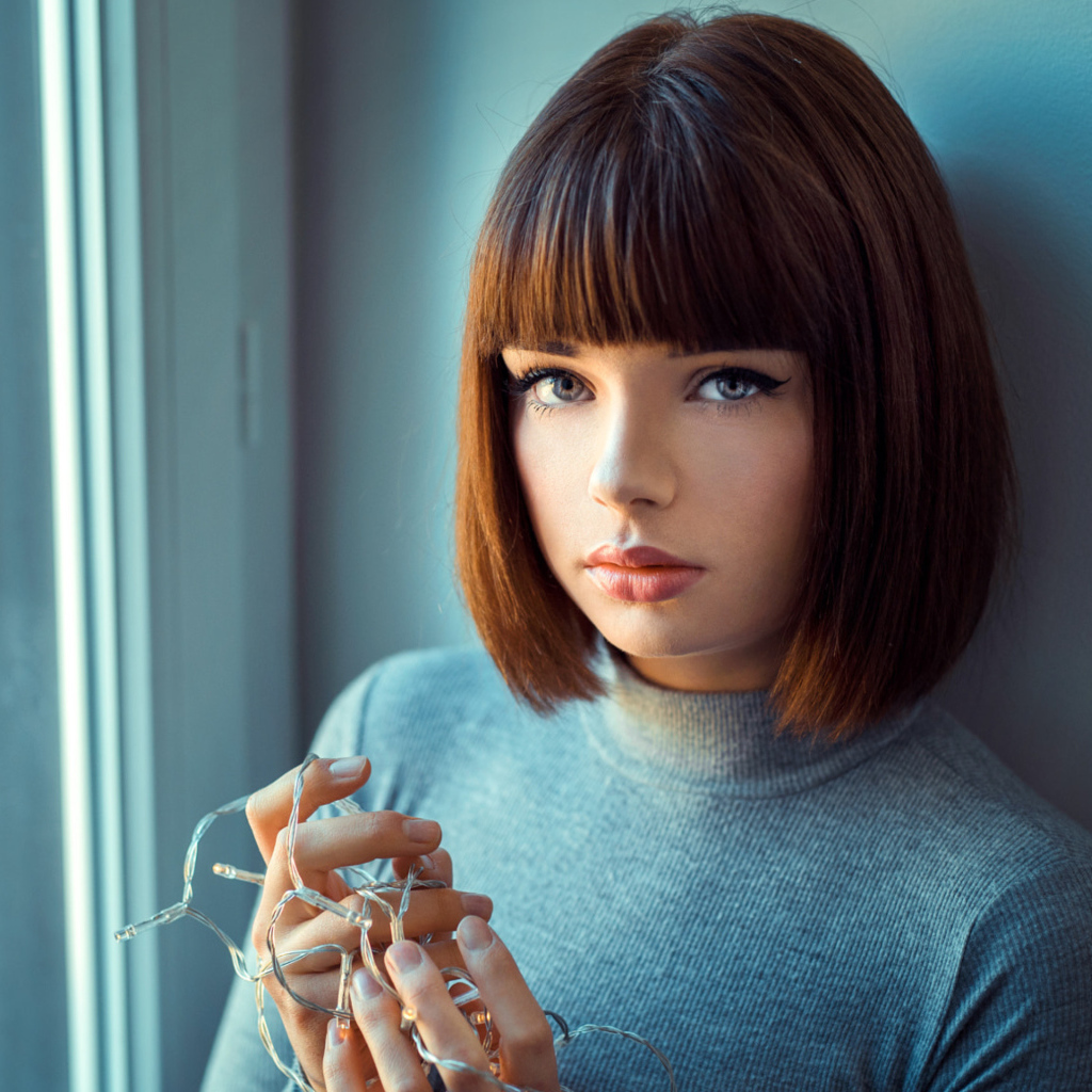 Красивая девушка шатенка с короткой стрижкой 