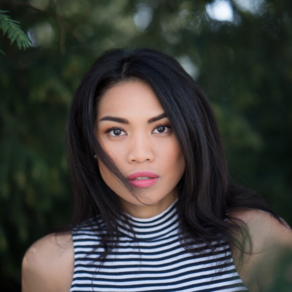 Красивая девушка с длинными черными волосами 