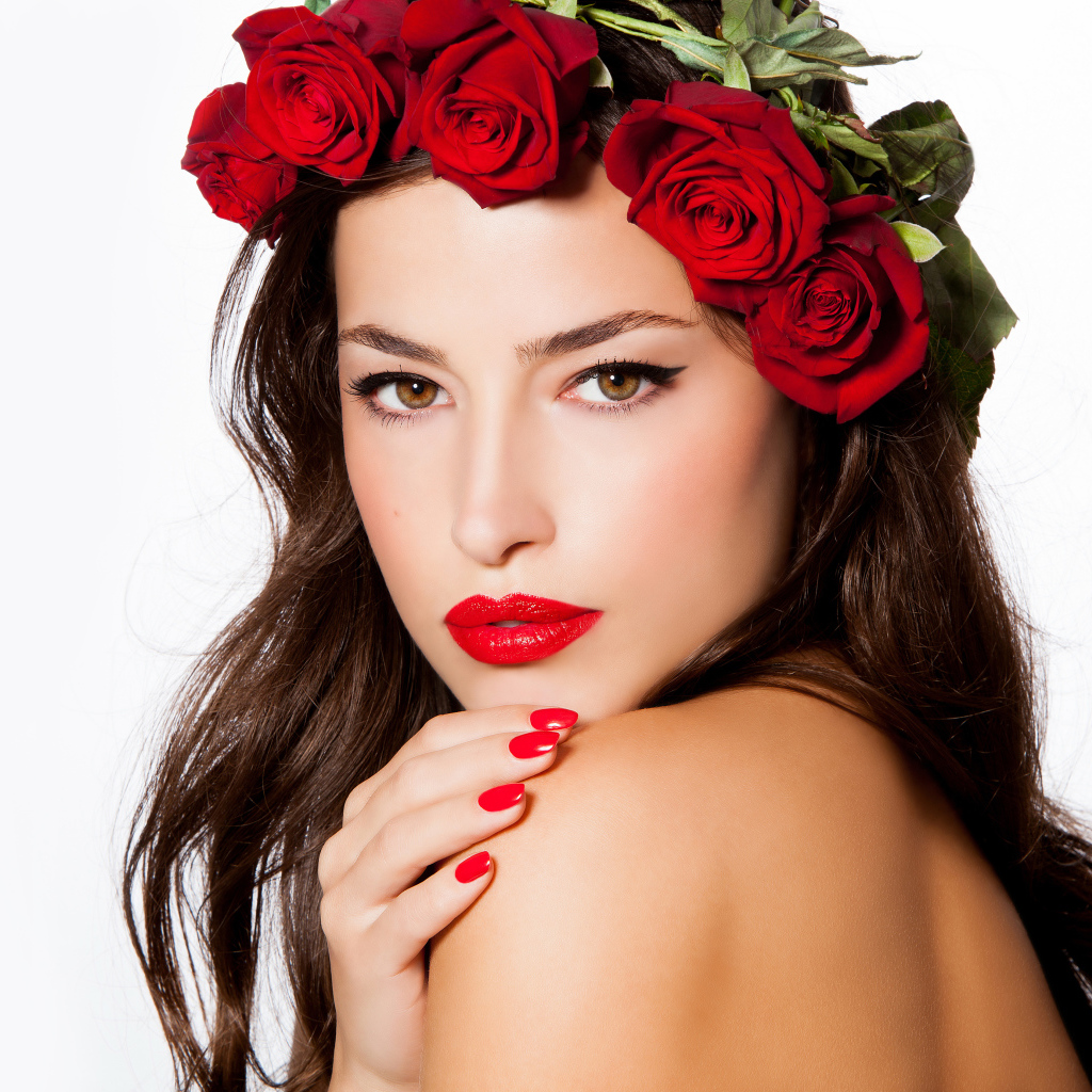 Красивая девушка с красными губами с венком из роз на голове